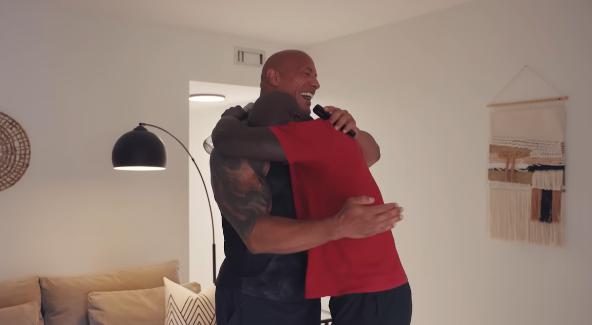 Dwayne Johnson está llevando a cabo una acción importante al ayudar a un joven luchador a salir de una situación difícil.