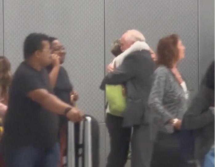 Esta conmovedora historia narra el encuentro de dos antiguos enamorados de la escuela secundaria que se reencontraron en el aeropuerto después de una separación de sesenta años.