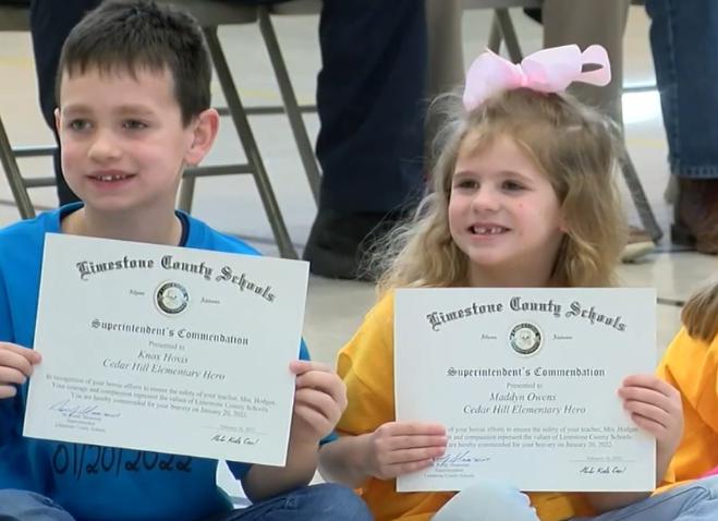 ¡Increíblemente adorables pequeños superhéroes vienen al rescate! ¡Los estudiantes de primer grado unen sus fuerzas para salvar vidas!