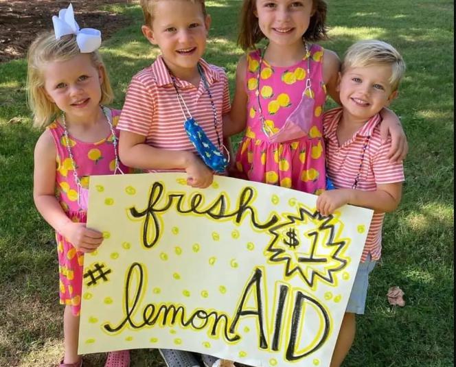 Cuatro niños, al iniciar un negocio de limonada, recaudaron 300,000 dólares para donar a un hospital infantil.