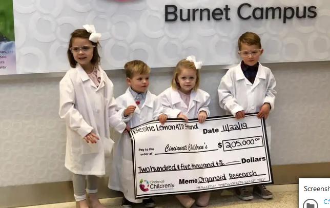 Cuatro niños, al iniciar un negocio de limonada, recaudaron 300,000 dólares para donar a un hospital infantil.