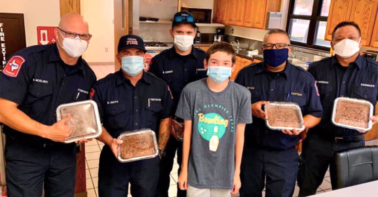Un adolescente de 14 años que sufre de autismo decidió organizar la venta de repostería para recaudar fondos para comprar un perro guía.