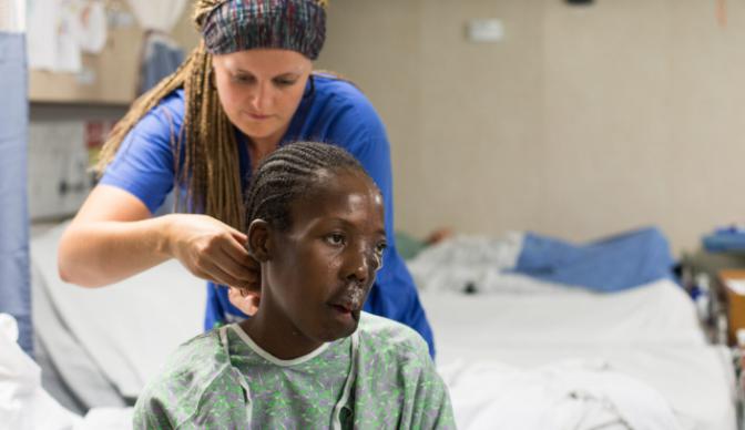 La mujer que enfrentó un tumor en el rostro que casi le impidió comer ahora lleva una vida normal.