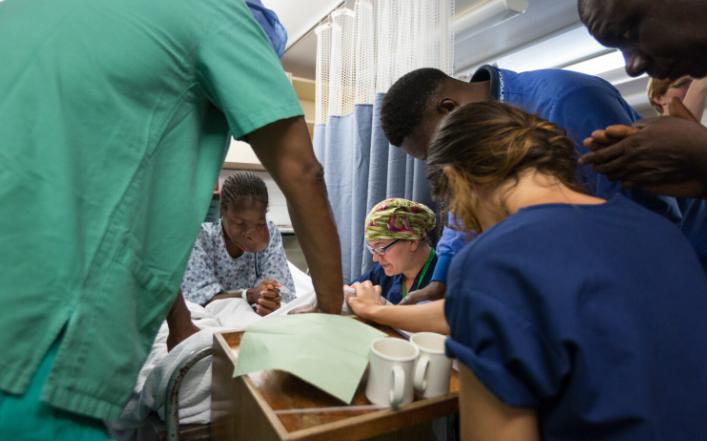 La mujer que enfrentó un tumor en el rostro que casi le impidió comer ahora lleva una vida normal.