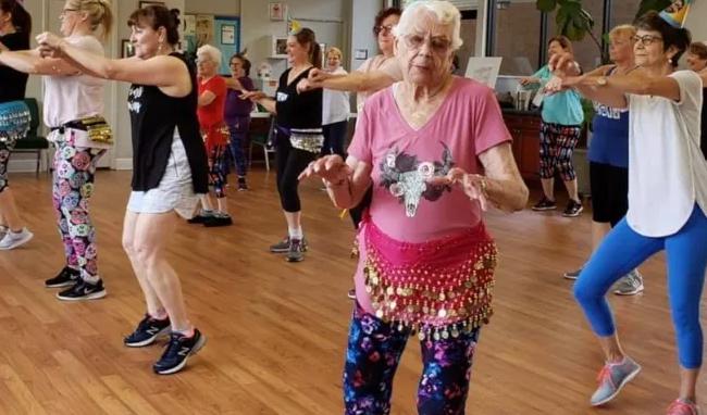 Una mujer de 99 años que superó el cáncer roba los corazones de todos con sus bailes.