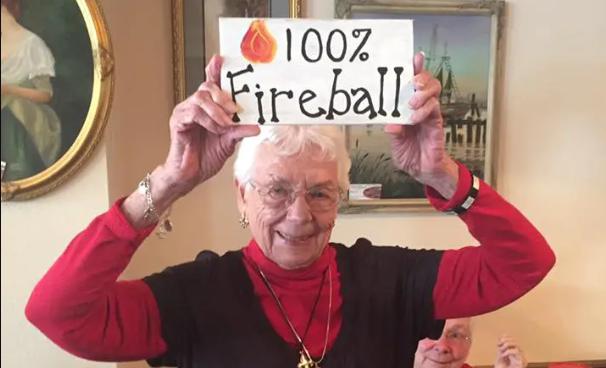 Una mujer de 99 años que superó el cáncer roba los corazones de todos con sus bailes.