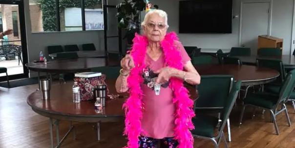 Una mujer de 99 años que superó el cáncer roba los corazones de todos con sus bailes.