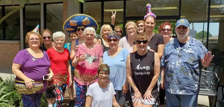 Una mujer de 99 años que superó el cáncer roba los corazones de todos con sus bailes.