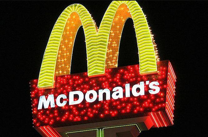 ¡Un momento increíble! Los empleados de McDonald's ayudaron a traer algo mucho más precioso que simplemente comida.