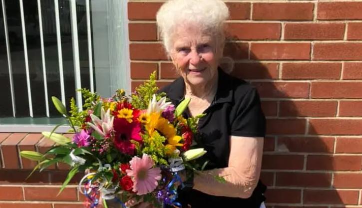 Una valiente mujer de 82 años confirma que la edad es solo un número al completar su segundo Tough Mudder, una prueba de obstáculos.