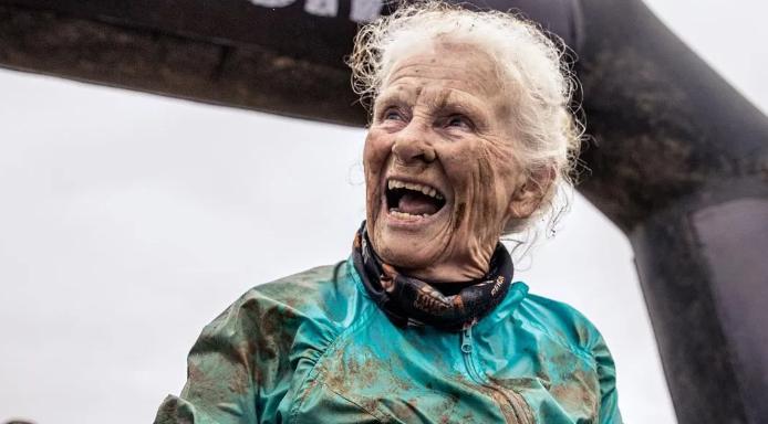 Una valiente mujer de 82 años confirma que la edad es solo un número al completar su segundo Tough Mudder, una prueba de obstáculos.