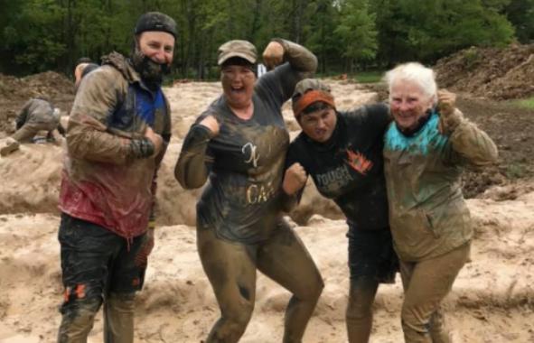 Una valiente mujer de 82 años confirma que la edad es solo un número al completar su segundo Tough Mudder, una prueba de obstáculos.