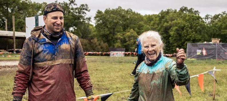 Una valiente mujer de 82 años confirma que la edad es solo un número al completar su segundo Tough Mudder, una prueba de obstáculos.