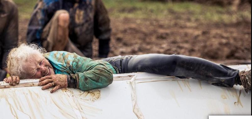 Una valiente mujer de 82 años confirma que la edad es solo un número al completar su segundo Tough Mudder, una prueba de obstáculos.