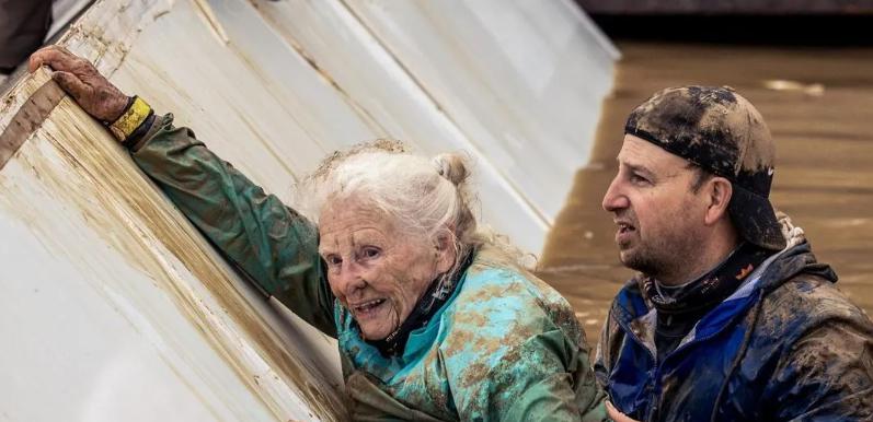 Una valiente mujer de 82 años confirma que la edad es solo un número al completar su segundo Tough Mudder, una prueba de obstáculos.