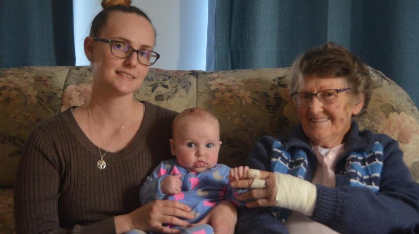 El heroico acto de una madre salva a su pequeña hija de graves contusiones durante una tormenta en Australia.