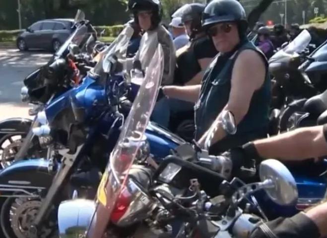 El club de motociclistas avanza con el propósito más noble: ayudar a una valiente niña que sufre de leucemia.