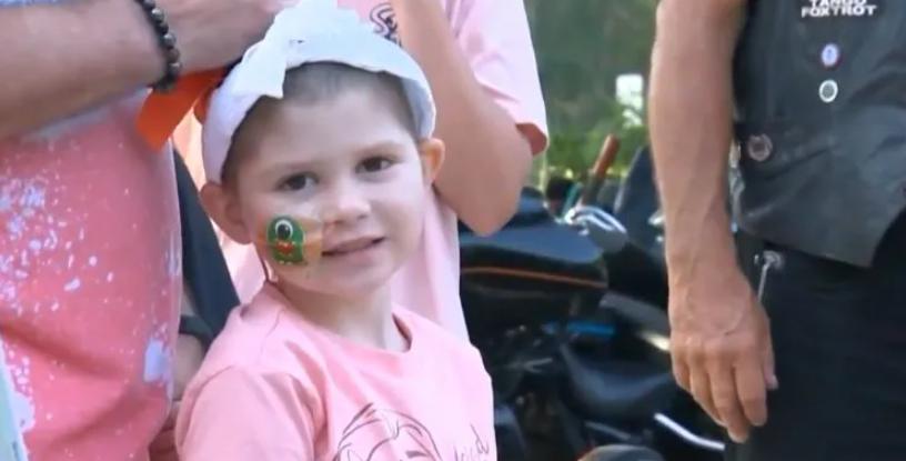 El club de motociclistas avanza con el propósito más noble: ayudar a una valiente niña que sufre de leucemia.