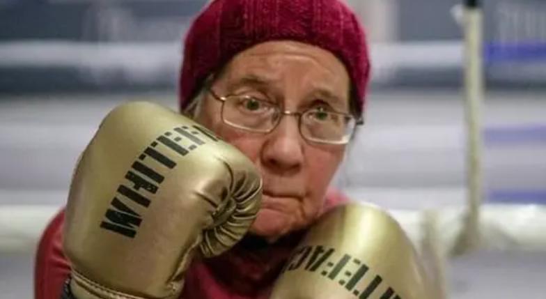 Una abuela de 75 años decide tomar clases de boxeo para hacer frente a los síntomas de la enfermedad de Parkinson.