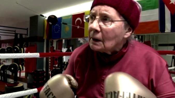 Una abuela de 75 años decide tomar clases de boxeo para hacer frente a los síntomas de la enfermedad de Parkinson.