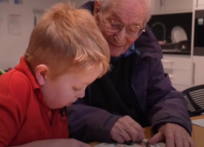 Un viudo de 100 años encontró una nueva vocación ayudando a los niños a descubrir la alegría de leer libros.