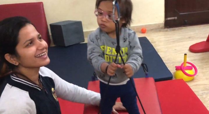 Un niño de cuatro años con síndrome de Down supera valientemente su miedo y baja por las escaleras por primera vez.