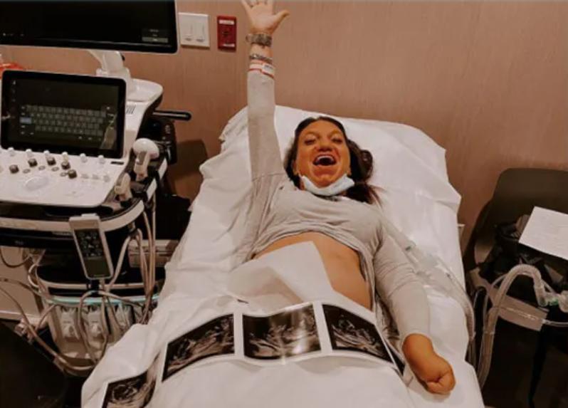 La maravillosa Alyssa, quien enfrentó una lesión en la médula espinal, celebra su embarazo después de muchos años de incertidumbre.