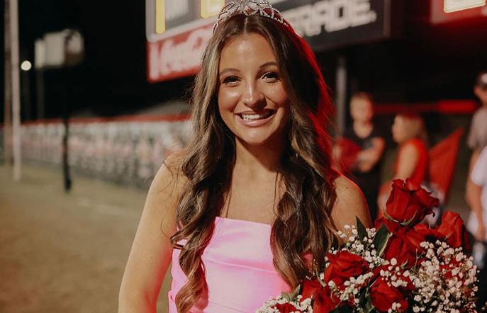 A pesar de luchar contra el cáncer durante siete años, Brett pudo llevar a su hija a través del campo de fútbol mientras ella recibía la corona de reina de graduación.