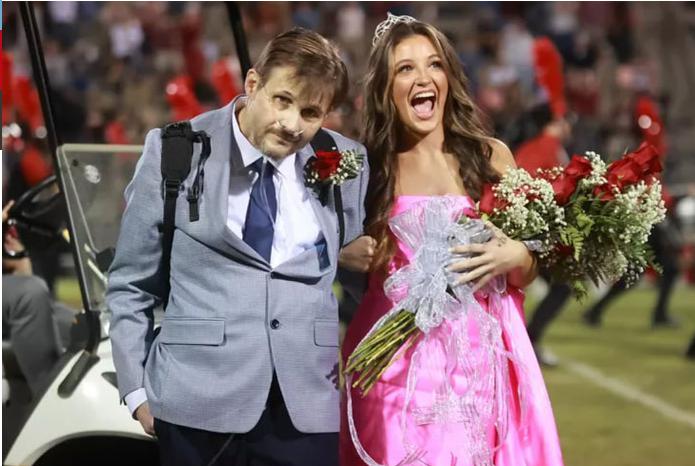 A pesar de luchar contra el cáncer durante siete años, Brett pudo llevar a su hija a través del campo de fútbol mientras ella recibía la corona de reina de graduación.