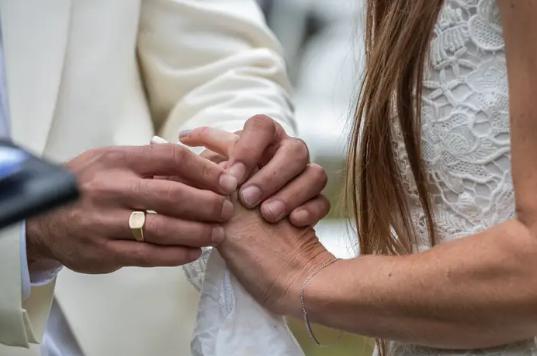 El increíble gesto de la novia impresionó no solo al futuro esposo, sino también a todos los invitados presentes.