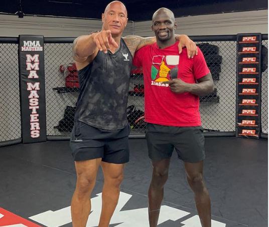Dwayne Johnson está llevando a cabo una acción importante al ayudar a un joven luchador a salir de una situación difícil.