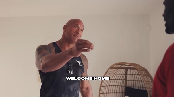 Dwayne Johnson está llevando a cabo una acción importante al ayudar a un joven luchador a salir de una situación difícil.