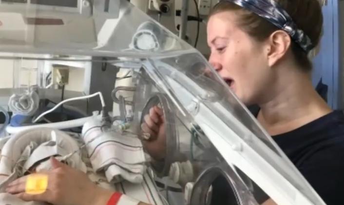 Exhaustos padres en la unidad de cuidados intensivos neonatales reciben cuidado y apoyo de la propietaria de un salón de belleza que pasó por experiencias similares."