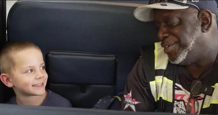 Los mejores amigos más adorables: el conductor del autobús escolar cambia la vida de un estudiante de primer grado para mejor.