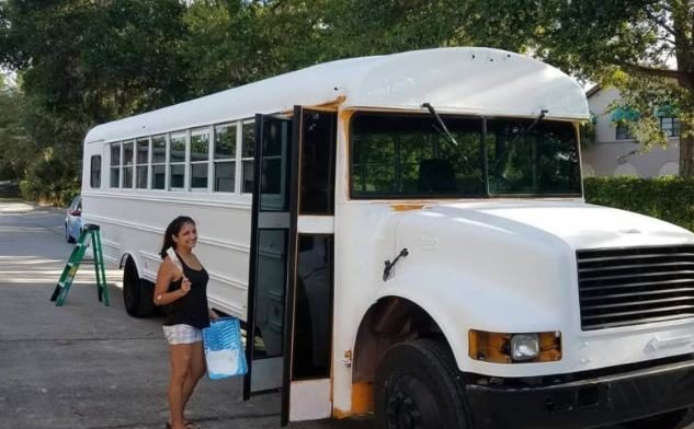Una pareja convirtió un viejo autobús escolar en una vivienda rodante a tiempo completo y no tiene planes de irse.