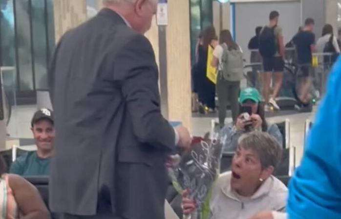 Esta conmovedora historia narra el encuentro de dos antiguos enamorados de la escuela secundaria que se reencontraron en el aeropuerto después de una separación de sesenta años.