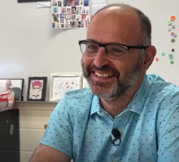 La acción amistosa del maestro de Utah ayuda a los estudiantes a concentrarse mejor y a aprender de manera más efectiva.