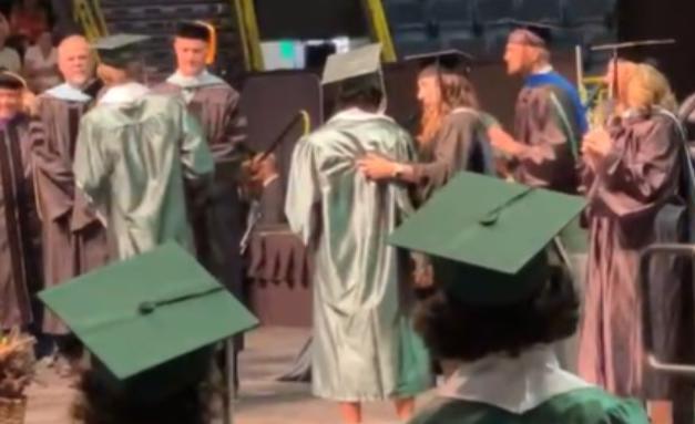El adolescente está decidido a asegurarse de que su lesión cerebral no le impida subir al escenario en la ceremonia de graduación.