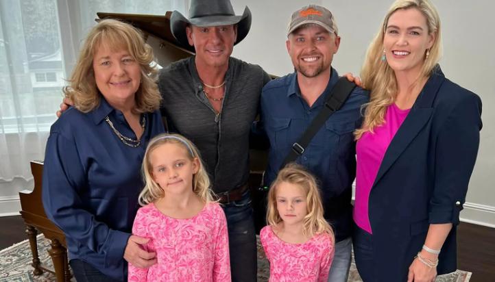 Tim McGraw se reunió con la familia en Nashville en respuesta al sincero deseo del padre moribundo.