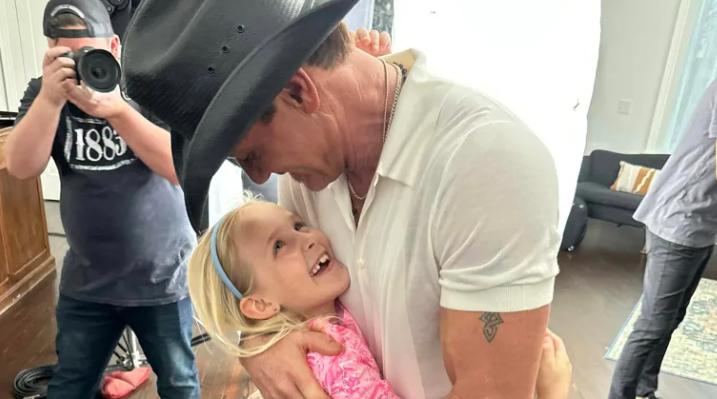 Tim McGraw se reunió con la familia en Nashville en respuesta al sincero deseo del padre moribundo.