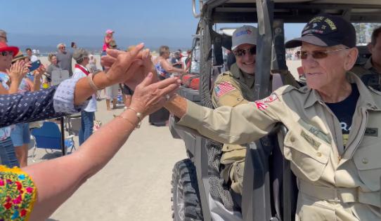 A un veterano paracaidista le han cumplido cien años, y decidió elevarse al cielo para celebrar su centenario de una manera inolvidable.