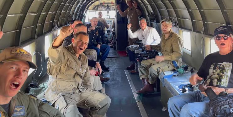 A un veterano paracaidista le han cumplido cien años, y decidió elevarse al cielo para celebrar su centenario de una manera inolvidable.