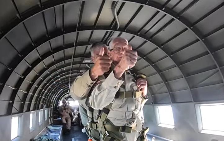 A un veterano paracaidista le han cumplido cien años, y decidió elevarse al cielo para celebrar su centenario de una manera inolvidable.