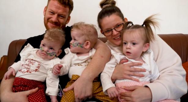 Los trillizos nacidos prematuramente superaron con éxito todas las dificultades y finalmente fueron dados de alta del hospital, regresando a casa.