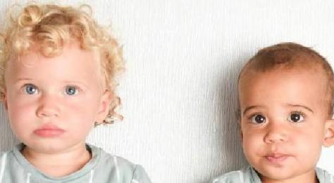 Es sorprendente, pero estos dos chicos son gemelos, uno de Gran Bretaña y el otro de Jamaica.