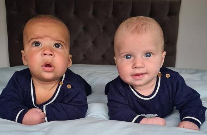 Es sorprendente, pero estos dos chicos son gemelos, uno de Gran Bretaña y el otro de Jamaica.