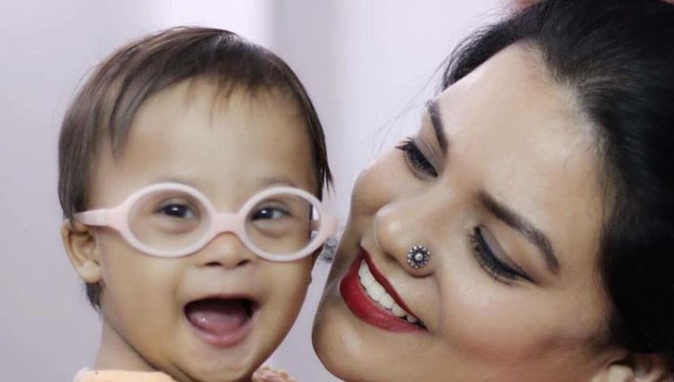 Un niño de cuatro años con síndrome de Down supera valientemente su miedo y baja por las escaleras por primera vez.