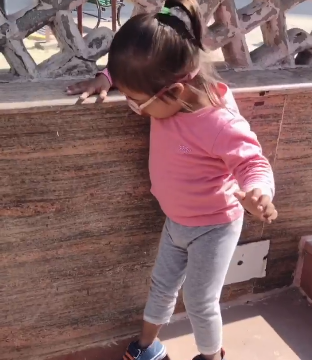 Un niño de cuatro años con síndrome de Down supera valientemente su miedo y baja por las escaleras por primera vez.