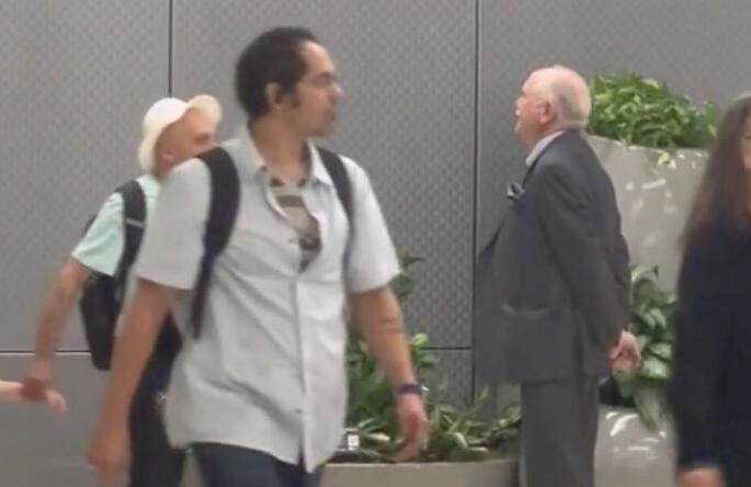 Esta conmovedora historia narra el encuentro de dos antiguos enamorados de la escuela secundaria que se reencontraron en el aeropuerto después de una separación de sesenta años.