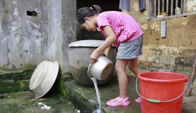 A pesar de su corta edad, esta niña tuvo que cuidar de sus hermanos, asumiendo el papel de madre.